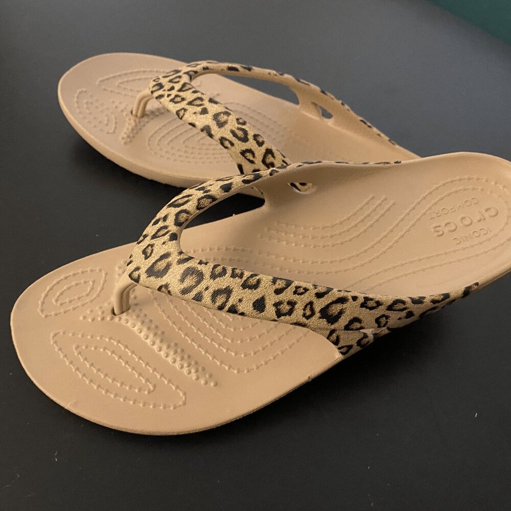 Croc flip flops size 6